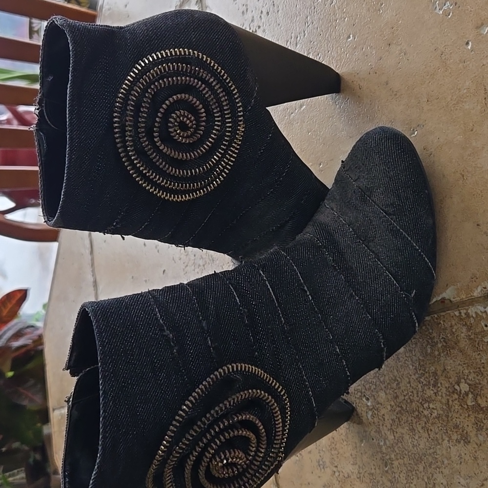 Black size 7 ankle boots.